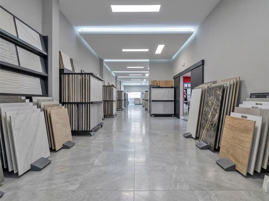 Interior del almacén de materiales de construcción de Decoplac Arosa en Vilagarcía de Arousa